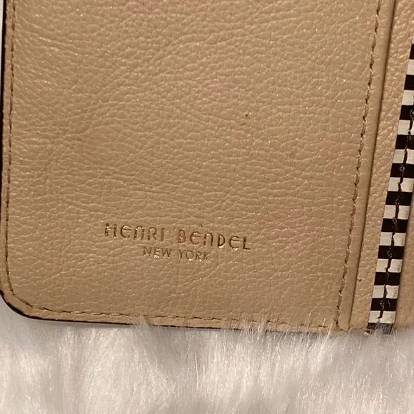 Henri Bendel Cream Leather Zip Around Wallet - Picture 4 of 13